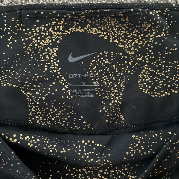Women’s Nike Pro leggings in black and gold 😍 - Picture 2 of 3